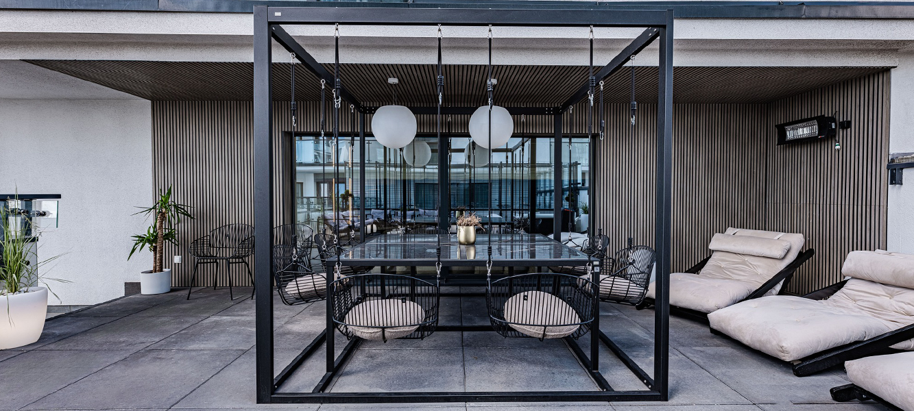 Lounge extérieur avec sièges suspendus